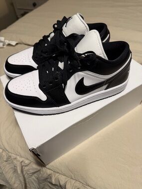 Black & White Low-Top Sneakers - Nike Air Jordan